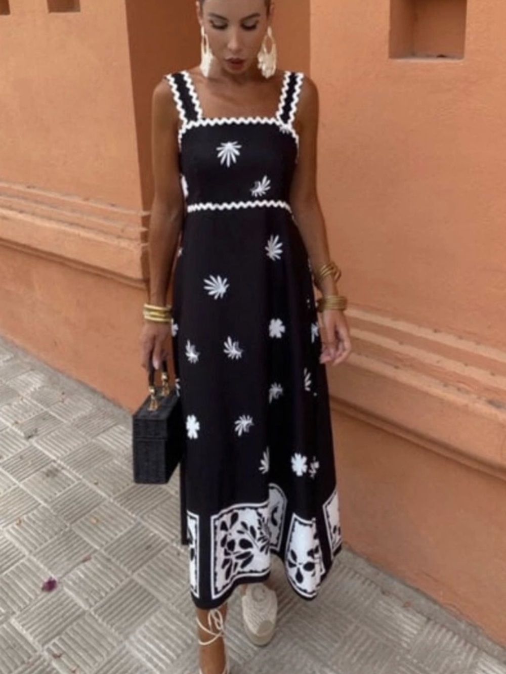 Zara Bloggers favorite cotton black printed midi dress with flowers 
Size XS NWT